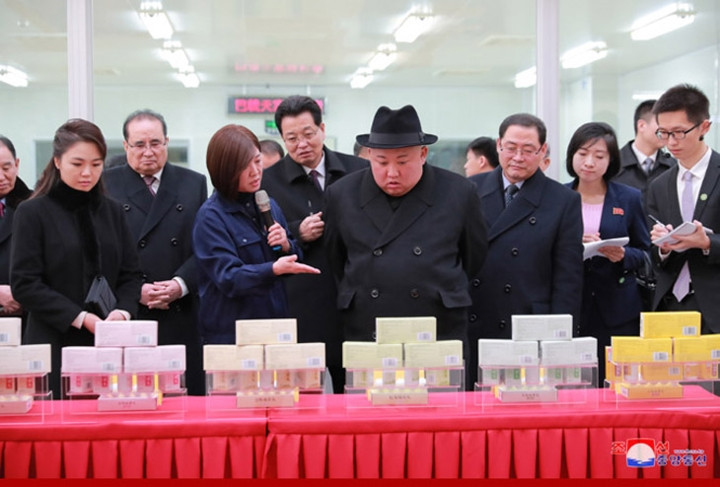 Hai người đã được giới thiệu về dây chuyền sản xuất thuốc truyền thống kết hợp với công nghệ hiện đại tại đây.