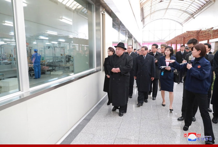 Bà Ri Sol-ju cùng ông Kim Jong-un đi thăm một cơ sở sản xuất thuốc của Công ty cổ phần Đồng Nhân Đường.