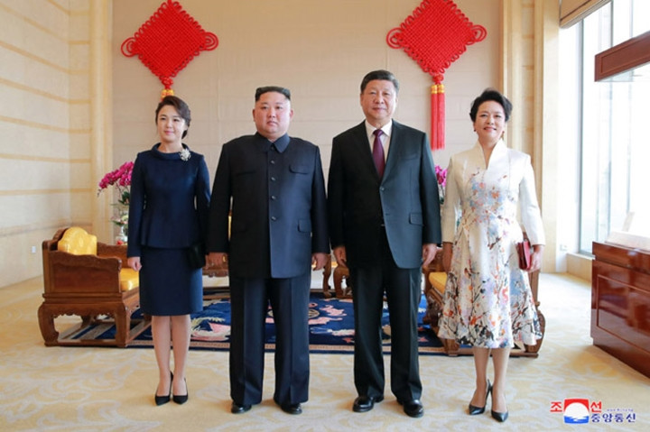 Từ trái qua: bà Ri Sol-ju, ông Kim Jong-un, ông Tập Cận Bình và bà Bành Lệ Viện.
