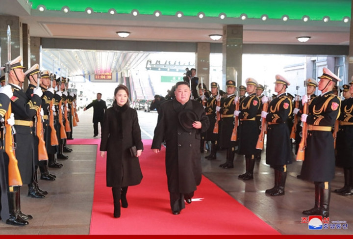 Bà Ri Sol-ju sánh bước cùng Nhà lãnh đạo Triều Tiên Kim Jong-un trên thảm đỏ tại nhà ga Bắc Kinh, Trung Quốc.