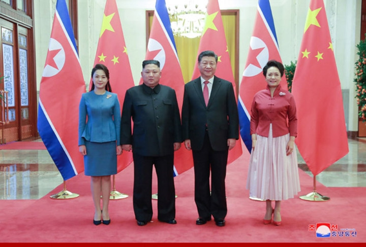 Nhà lãnh đạo Triều Tiên Kim Jong-un và phu nhân cùng Chủ tịch Trung Quốc Tập Cận Bình và phu nhân chụp ảnh lưu niệm trong lễ đón chính thức.