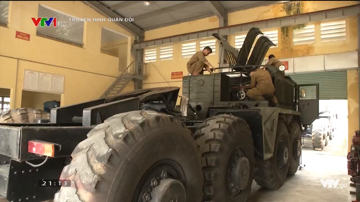 Một sáng kiến khác ở Tiển đoàn 2 là việc lắp đặt dàn đèn téc báo moóc xe trên MAZ-537, Do đặc thù hoạt động vận chuyển xe tăng chủ yếu trong đêm khuya nên khi lắp đặt thêm dàn đèn hai bên thành, phía sau moóc, giúp lái xe MAZ-537 quan sát tốt hai bên đường, nhất là khi ở đường vòng cua gấp khúc; đồng thời giúp các phương tiện khác khi tham gia giao thông dễ quan sát, tránh xảy ra tai nạn đáng tiếc... Nguồn ảnh: VTV.