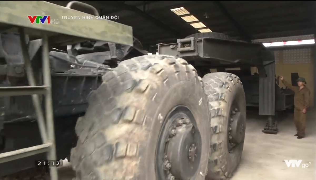 Thế nhưng trong những năm qua Tiểu đoàn 2-Sửa chữa tổng hợp (Cục Kỹ thuật Binh chủng, Tổng cục Kỹ thuật) đã nghiên cứu áp dụng hàng chục sáng kiến cải tiến kỹ thuật vào bảo đảm kỹ thuật cho MAZ-537, hoàn thành xuất sắc nhiệm vụ vận chuyển xe tăng thiết giáp (TTG), an toàn mọi mặt. Nguồn ảnh: VTV.