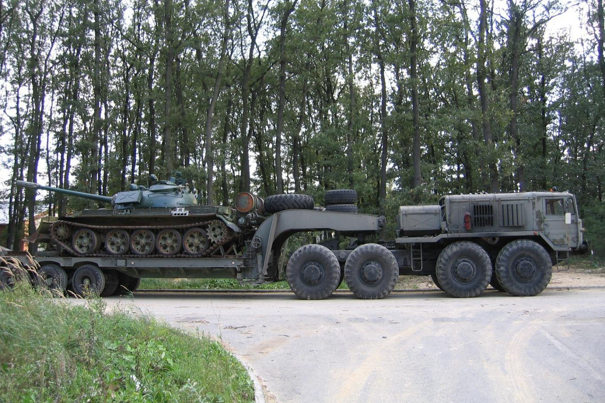 Có tải trọng tối đa 50 tấn, một chiếc MAZ-537 có thể dễ dàng chở được các dòng xe tăng chiến đấu chủ lực như T-54/55 hay T-62 của Quân đội ta hiện tại. Trong khi đó tải trọng trung bình của T-90S/SK chỉ vào khoảng hơn 46 tấn cũng không phải là quá lớn đối với MAZ-537. Nguồn ảnh: militarytechnics.