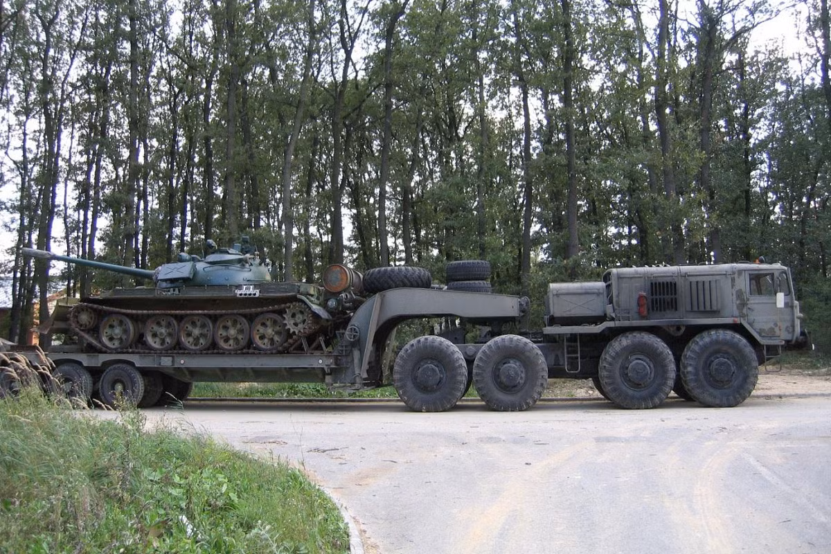 Có tải trọng tối đa 50 tấn, một chiếc MAZ-537 có thể dễ dàng chở được các dòng xe tăng chiến đấu chủ lực như T-54/55 hay T-62 của Quân đội ta hiện tại. Trong khi đó tải trọng trung bình của T-90S/SK chỉ vào khoảng hơn 46 tấn cũng không phải là quá lớn đối với MAZ-537. Nguồn ảnh: militarytechnics.