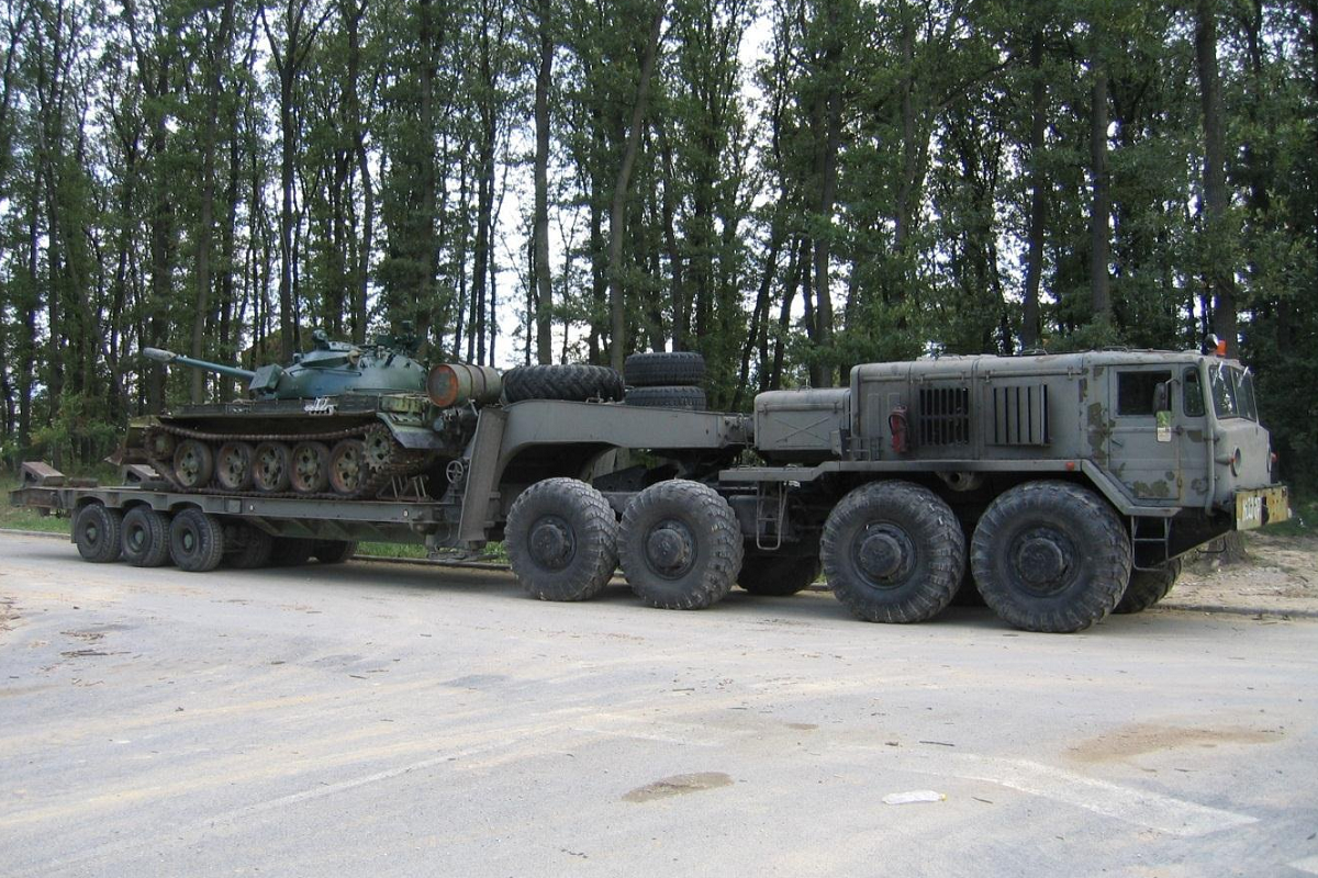 Với trọng lượng chiến đấu tiêu chuẩn 48 tấn của mỗi chiếc T-90S/SK, thì việc chuyên chở chiếc xe tăng này qua nhiều địa hình khác nhau là một thử thách không hề nhỏ. Và dù đã có tuổi đời phục vụ đã khá dài thế nhưng xe đầu kéo hạng nặng MAZ-537 của Việt Nam vẫn có thể vượt qua được thử thách trên. Nguồn ảnh: militarytechnics.