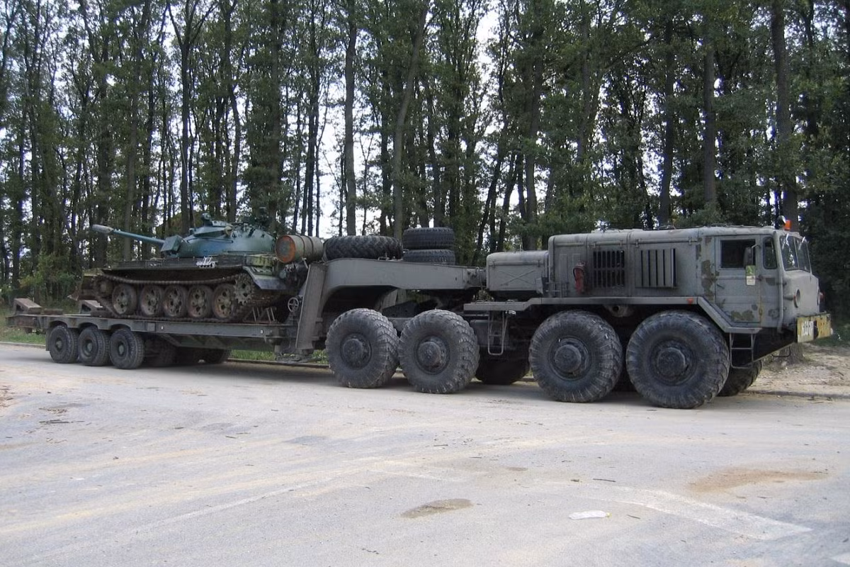 Với trọng lượng chiến đấu tiêu chuẩn 48 tấn của mỗi chiếc T-90S/SK, thì việc chuyên chở chiếc xe tăng này qua nhiều địa hình khác nhau là một thử thách không hề nhỏ. Và dù đã có tuổi đời phục vụ đã khá dài thế nhưng xe đầu kéo hạng nặng MAZ-537 của Việt Nam vẫn có thể vượt qua được thử thách trên. Nguồn ảnh: militarytechnics.