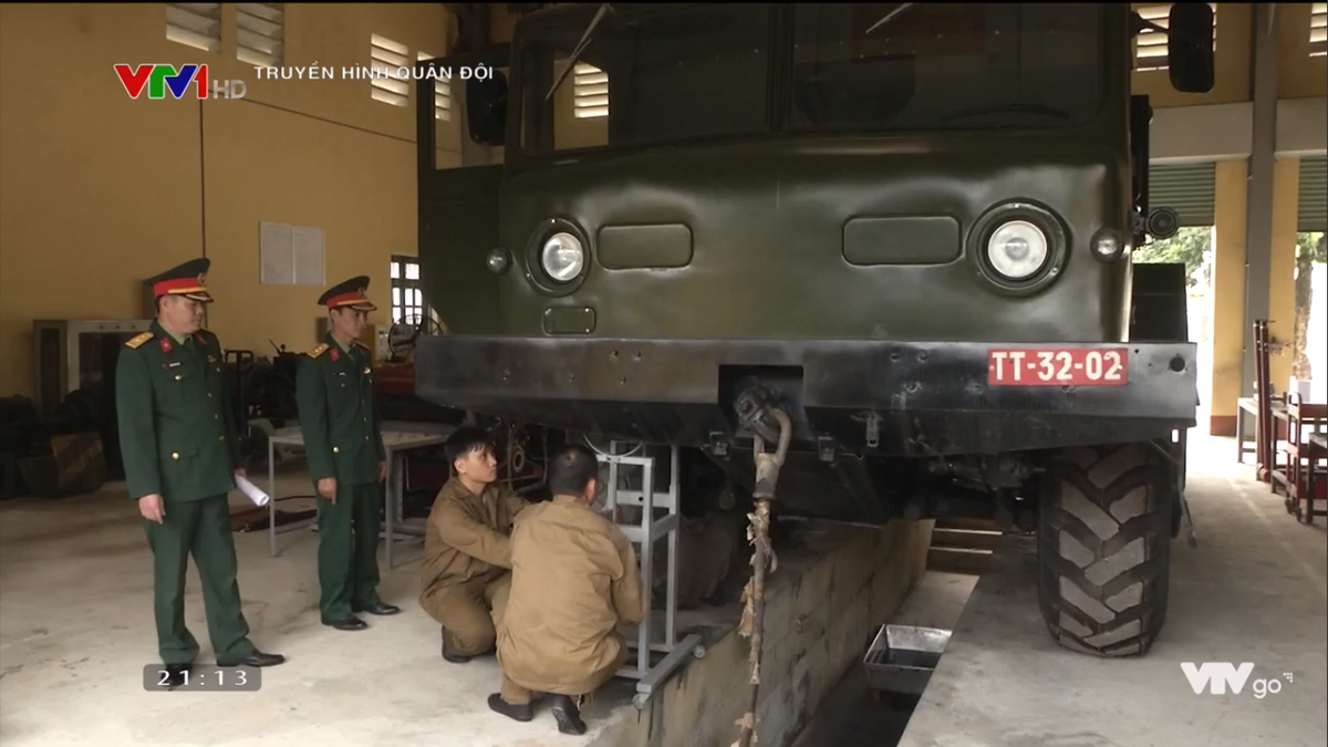 Trong đó có thể kể đến như giá nâng hạ tháo lắp tổng phanh cho xe đặc chủng chuyên chở xe tăng – thiết giáp, với sáng kiến này bộ phanh của xe MAZ-537 nặng ngót 100kg, nhưng chỉ cần 1 đến 2 người thợ thao tác, không tốn nhiều sức lực. Theo đó việc sửa chữa, bảo quản tổng phanh xe cũng trở nên dễ dàng hơn, giảm được 50% nhân công, bảo đảm an toàn lao động. Nguồn ảnh: VTV.