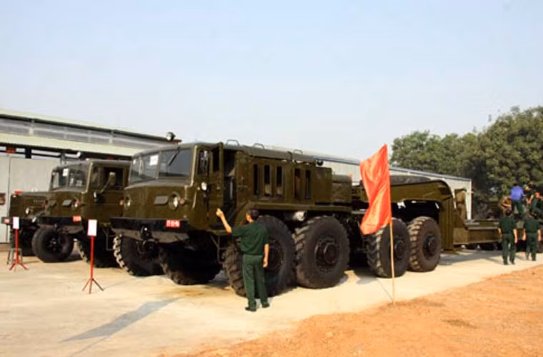 Còn về lai lịch của MAZ-537 đây là xe đầu kéo hạng nặng do nhà máy ô tô Minsk thiết kế sản xuất từ năm 1959 cho nhiệm vụ chở xe tăng, pháo và các phương tiện thiết giáp phục vụ cho hoạt động huấn luyện, diễn tập. Xe có trọng lượng không tải 22 tấn, dài 9,13m, rộng 2,88m và cao 2,89m. Cabin xe có thể chứa 4 người gồm một lái xe. Nguồn ảnh: QĐND.