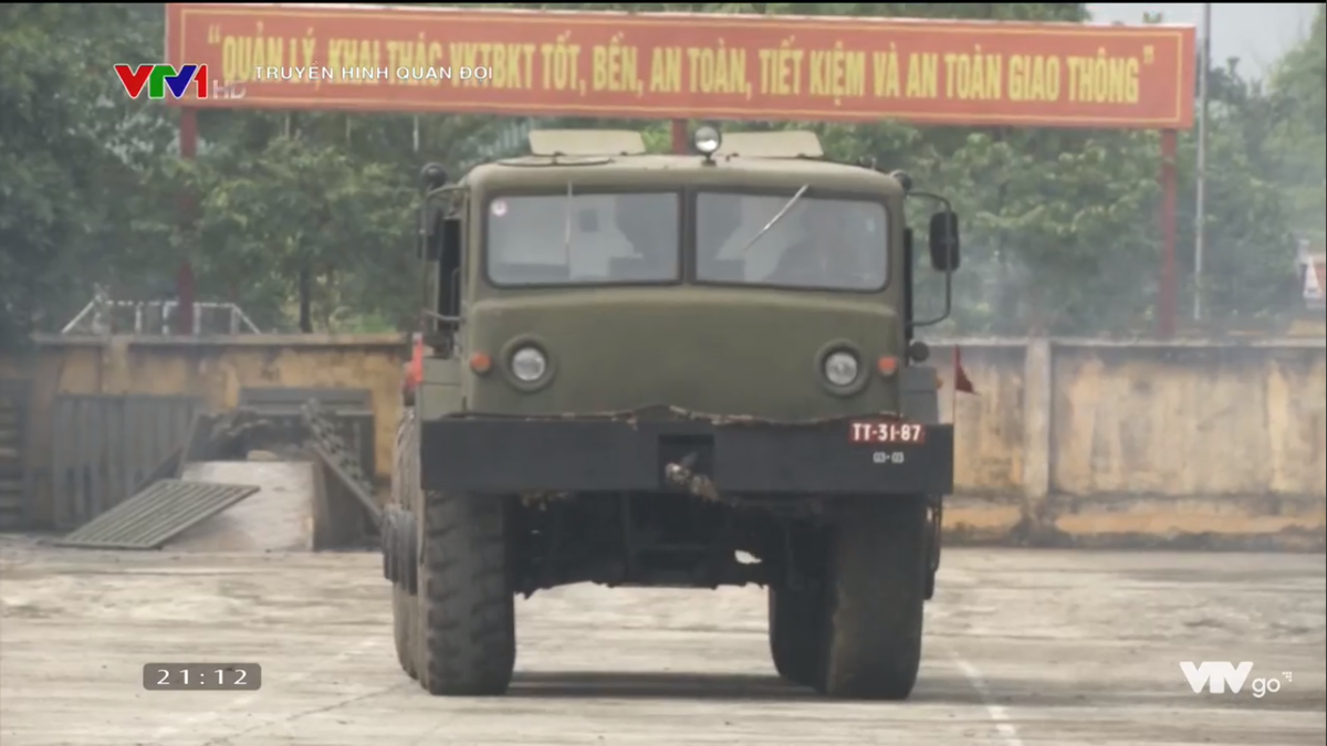 Dù đã có KZKT-7428 nhưng ở thời điểm hiện tại MAZ-537 vẫn là dòng xe đầu kéo hạng nặng chuyên chở xe tăng chính của Quân đội ta, khi những chiếc xe tăng T-54/55 vẫn đóng vai trò xương sống của Lục quân. Do đó công tác bảo đảm kỹ thuật ô tô, xe máy đặc chủng như xe đầu kéo MAZ-537 được Cục Kỹ thuật Binh chủng, Tổng cục Kỹ thuật hết sức chú trọng. Nguồn ảnh: VTV.
