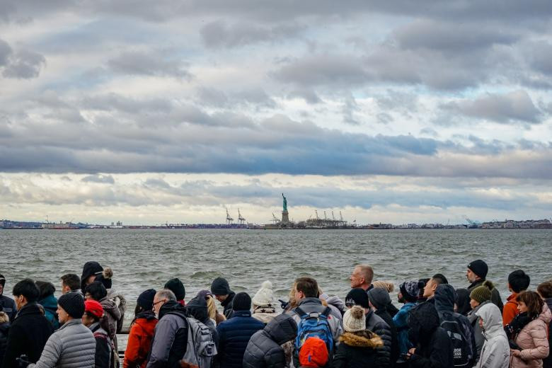 Mọi người chờ đợi chuyến phà đến Tượng Nữ thần Tự do sau khi Thống đốc Andrew Cuomo ra lệnh sử dụng quỹ du lịch nhà nước để giữ cho công viên tiểu bang mở cửa ở Manhattan, New York, Mỹ, ngày 22/12.
