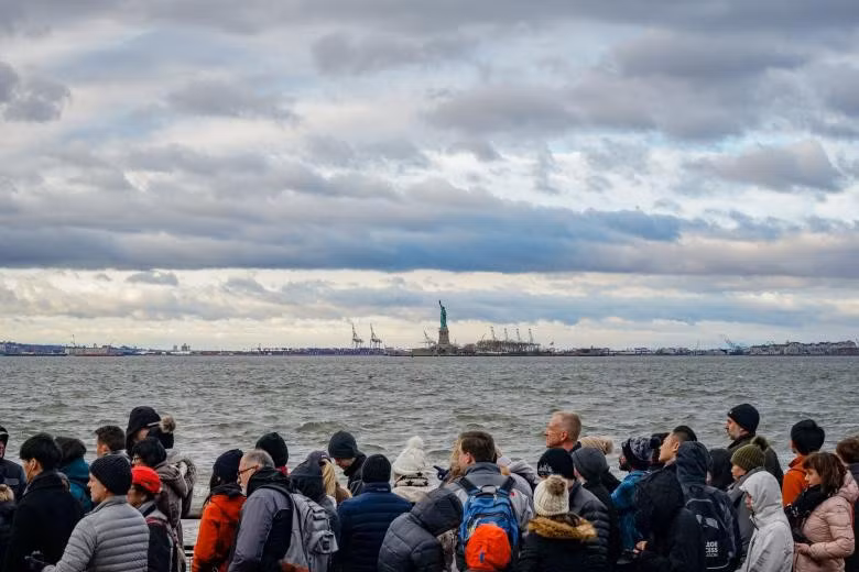 Mọi người chờ đợi chuyến phà đến Tượng Nữ thần Tự do sau khi Thống đốc Andrew Cuomo ra lệnh sử dụng quỹ du lịch nhà nước để giữ cho công viên tiểu bang mở cửa ở Manhattan, New York, Mỹ, ngày 22/12.