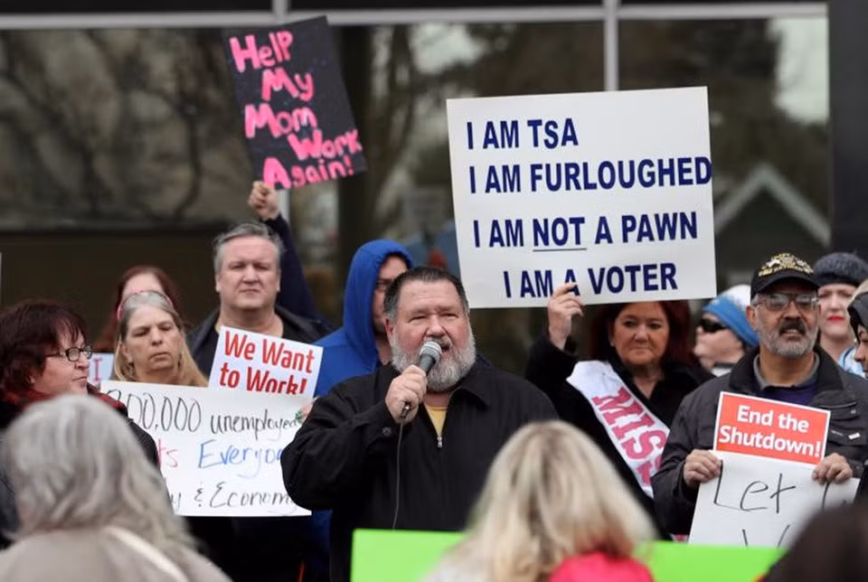 Matt Westrich, nhân viên của Sở Thuế vụ (IRS), phát biểu trước tòa nhà Liên bang tại một cuộc biểu tình phản đối chính phủ đóng cửa ở Ogden, Utah, ngày 10/1. Theo dữ liệu do Bloomberg tổng hợp, hàng nghìn doanh nghiệp có hợp đồng ràng buộc với chính phủ liên bang có thể mất 200 triệu USD mỗi ngày.
