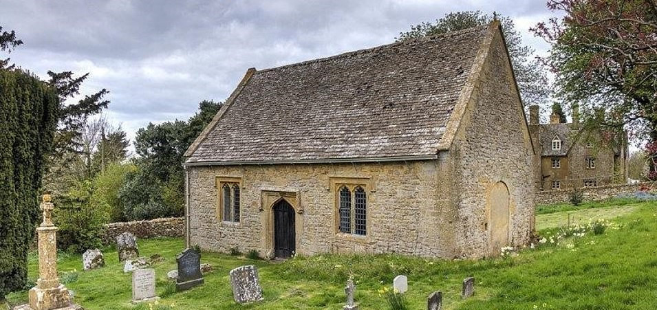  Nhà thờ St Faith: Nhà thờ St Faith ở Gloucestershire là sự kết hợp giữa kiến trúc của người Saxon và Norman. Nhà nguyện nhỏ có rất nhiều xà ngang bằng gỗ khổng lồ, hiện nay vẫn còn để lại dấu rìu của những người cướp bóc. Ngoài ra, khi đến đây, bạn sẽ được chiêm ngưỡng những cửa sổ kính màu ngoạn mục, bục gỗ sồi Jacobean, băng ghế gỗ sồi từ năm 1597, khung bàn thờ ở thế kỷ 15,17.