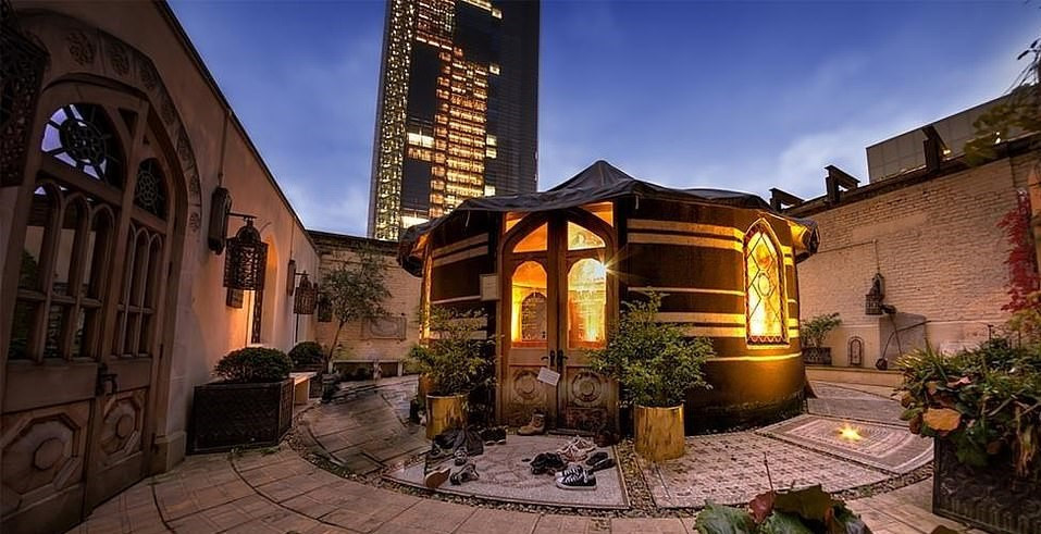  Nhà thờ St Ethelburga the Virgin: St Ethelburga the Virgin là một trong số ít các nhà thờ thời trung cổ còn sót lại ở London. Nhà thờ được cho là xuất hiện vào năm 1250 nhưng nền móng của nó đã có từ trước đó. Trong Thế chiến II, nơi đây gần như bị phá hủy bởi một quả bom IRA, sau này được Hoàng tử Charles xây dựng lại và chính thức mở cửa vào năm 2002.