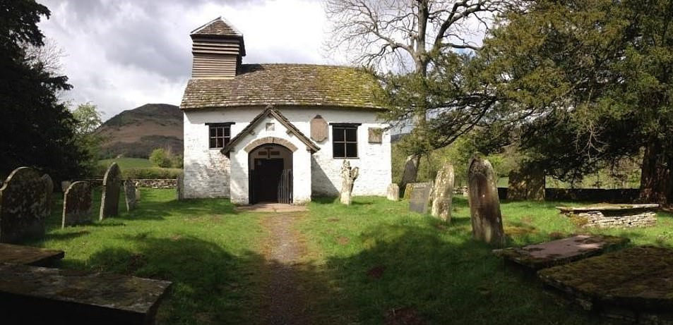  Nhà thờ St Mary the Virgin: St Mary the Virgin là một nhà thờ nhỏ nằm trong vùng hoang vu lộng gió của Powys, phía nam xứ Wales. Việc di chuyển đến đây thường khó khăn bởi tuyết dày đặc vào mùa đông và mưa lớn thường xuyên khi hè tới. Công trình được xây dựng vào năm 1762. Bên trong bao gồm một buồng nhỏ được ốp đá, chỗ ngồi bằng gỗ, phòng trưng bày, bục giảng và bàn thờ.