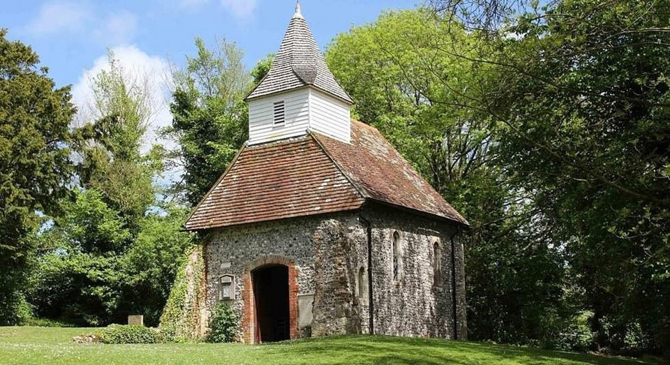  Nhà thờ Good Shepherd: Nhà thờ Good Shepherd xuất hiện từ thế kỷ 13 và được bao quanh bởi một vùng nông thôn. Đây là nhà thờ nhỏ nhất ở Sussex. Tòa nhà bằng đá gọn gàng có diện tích gần 5 m2 với khoảng 20 chỗ ngồi. Nơi đây không có điện, các hoạt động vào buổi tối được thực hiện dưới ánh nến.