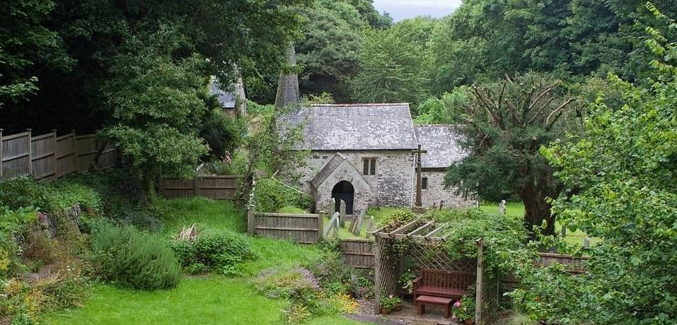  Nhà thờ St Beuno: Nhà thờ St Beuno ở Somerset được đặt trong một rừng cây hẻo lánh. Nhà thờ dành riêng cho một vị thánh ở thế kỷ thứ 6 đến từ Bắc Wales. Kiến trúc của ngôi nhà là sự pha trộn giữa thiết kế của người Saxon và Norman. Vào thế kỷ 19, nơi đây được xây dựng thêm một ngọn tháp nhỏ từ các phiến đá.