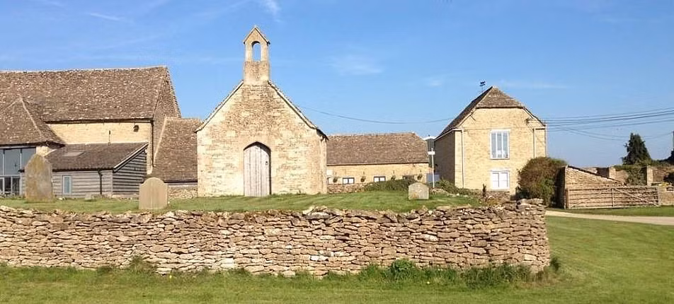  Nhà thờ Bremilham: Nhà thờ Bremilham ở Wiltshire được liệt kê trong sách kỷ lục Guinness là nhà thờ nhỏ nhất vương quốc Anh chỉ với hơn 13 m2. Bên trong nhà thờ chỉ có một ghế ngồi bốn người mà không còn chỗ để bàn thờ. Đây là phần còn sót lại của một nhà thờ từ thế kỷ 15. Nơi đây từng được sử dụng để nuôi gà tây bởi một nông dân địa phương cho đến khi các chủ sở hữu khôi phục lại.