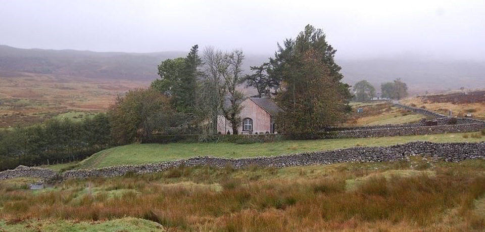  Nhà thờ Croick: Nhà thờ Croick nằm ở làng Ardgay, Scotland có nguồn gốc từ Đạo luật Nghị viện Anh năm 1823. Nơi đây nổi tiếng với những thông điệp được khắc trên cửa sổ từ các hộ gia đình phải rời khỏi vùng đất vào năm 1845. Theo đó, dân cư trong khu vực sẽ bị trục xuất để giải phóng mặt bằng và lấy đất chăn nuôi cừu. Mọi người cũng được cho là đã cắm trại ở nhà thờ trong thời gian này.