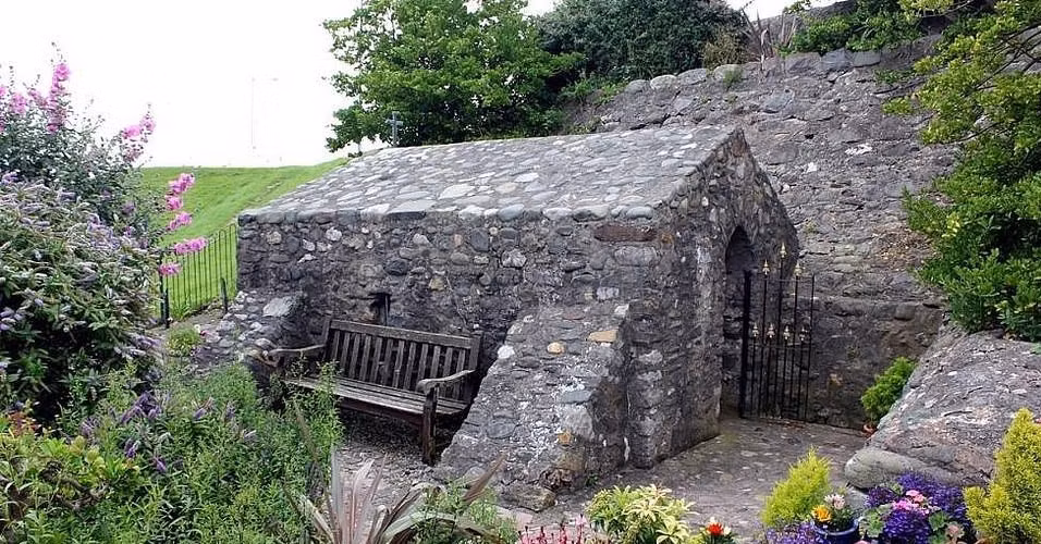  Nhà thờ St Govan: Nhà thờ St Govan ở Pembrokeshire nằm trên một vách đá nhìn ra bờ biển được đặt theo tên một tu sĩ sống ở thế kỷ thứ 6. Bên trong ngôi nhà nhỏ xíu chỉ có một bàn thờ đá và được trải thảm rêu. Một số chuyên gia cho rằng nó có từ thế kỷ thứ 10, hoặc thậm chí sớm hơn.