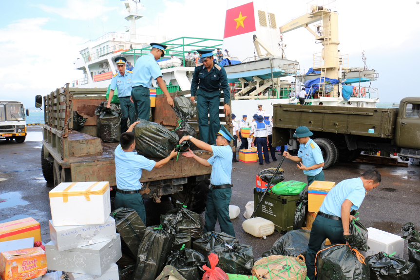 Chuẩn bị hàng hóa lên tàu ra Trường Sa.