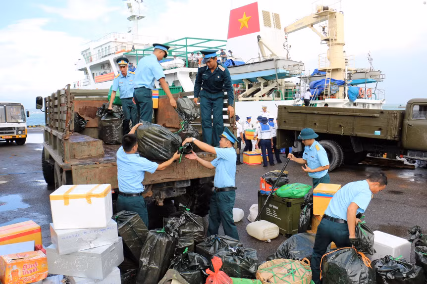 Chuẩn bị hàng hóa lên tàu ra Trường Sa.