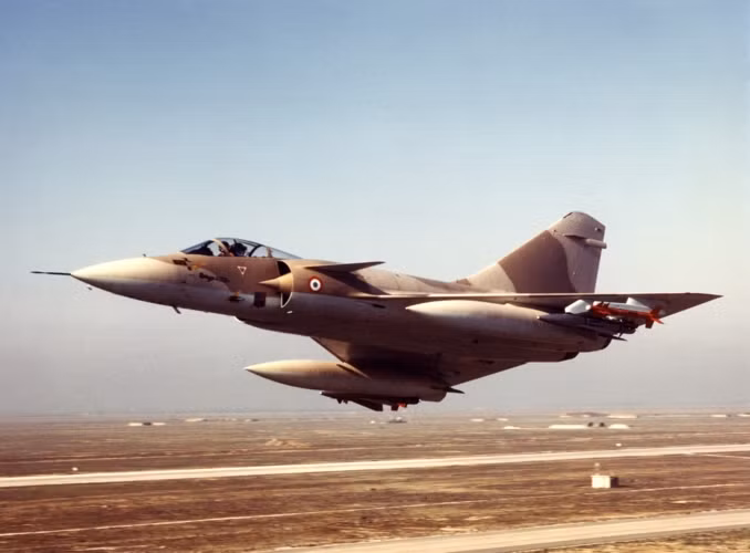 Dassault Mirage 4000 có thể là một chiến đấu cơ hoàn hảo nếu được sản xuất hàng loạt. Chiến đấu cơ này thực hiện chuyến bay đầu tiên vào năm 1979. Mirage 4000 có thể so sánh với F-15 và Su-27 về tầm bay và tải trọng vũ khí. (Ảnh Dassault Aviation)