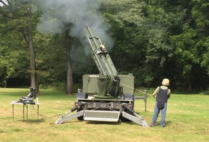 Xe kéo M1152A1w/B2 HMMWV với nền tảng được thiết kế theo kiểu HMMWV có động cơ mạnh mẽ có thể vận hành trên nhiều kiểu đường khác nhau kể cả đường sình lầy hay gồ ghề. Ảnh: Military-Today.