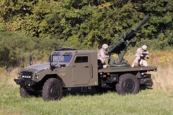 Các bộ phận trên hệ thống còn có thể được nhanh chóng tháo lắp, tách rời và thay thế khi hư hỏng. Đây là những ưu điểm để pháo 105mm Hawkeye được xem là kiểu pháo dã chiến của tương lai. Ảnh: Constant Contact.