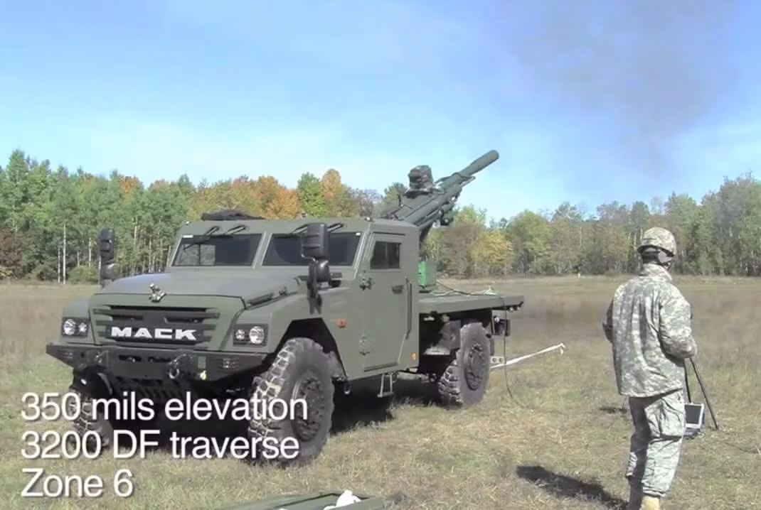 Pháo 105mm Hawkeye dùng kiểu pháo theo chuẩn quân đội Mỹ M20 105mm gắn trên xe kéo M1152A1w/B2 HMMWV do đó chiếm diện tích bố trí rất nhỏ. Ảnh: Business Insider.