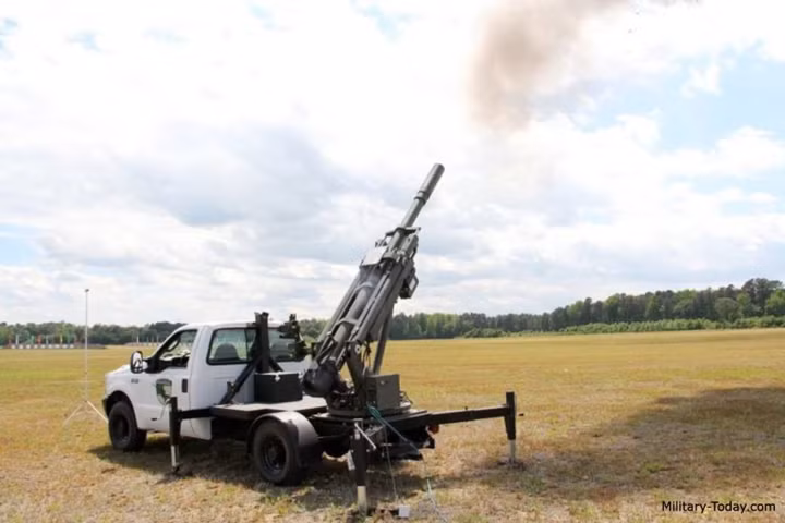 Pháo Hawkeye 105mm còn có ưu điểm là chỉ cần lượng binh sĩ vận hành tối thiểu và không cần qua đào tạo, rèn luyện nhiều, tất cả đều thao tác trên kỹ thuật tự động. Ảnh: Military-Today.