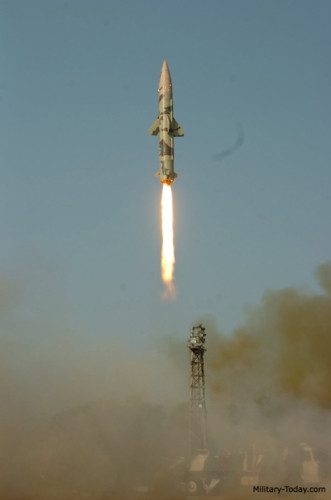 Giai đoạn đầu khi mới rời bệ phóng, Prithvi III sử dụng động cơ nhiên liệu rắn cung cấp lực đẩy 157 kN, giai đoạn tiếp theo chuyển sang bay hành trình bằng nhiên liệu lỏng. Ảnh: Military-Today.