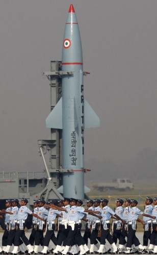 Prithvi I có trọng lượng 4.400kg; chiều dài 9m, đường kính thân 110cm, sử dụng động cơ nhiên liệu lỏng một giai đoạn, tầm bắn tối đa đạt 150 km khi mang tải 1.000kg, độ sai lệch mục tiêu (CEP) nằm trong khoảng 10 - 50 m nhờ cơ chế dẫn đường quán tính. Ảnh: Military-Today.