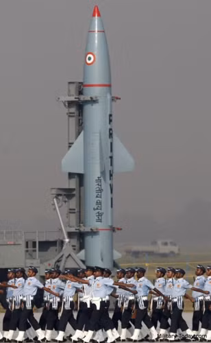 Prithvi I có trọng lượng 4.400kg; chiều dài 9m, đường kính thân 110cm, sử dụng động cơ nhiên liệu lỏng một giai đoạn, tầm bắn tối đa đạt 150 km khi mang tải 1.000kg, độ sai lệch mục tiêu (CEP) nằm trong khoảng 10 - 50 m nhờ cơ chế dẫn đường quán tính. Ảnh: Military-Today.