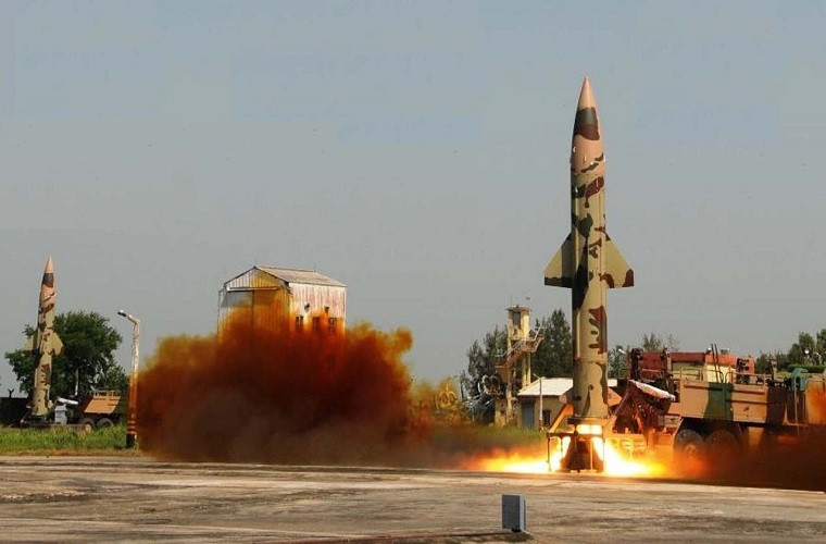 Prithvi có tầm bắn từ 150-600km tùy biến thể, mang theo đầu đạn nặng 500-1.000kg. Ảnh: Military-Today.