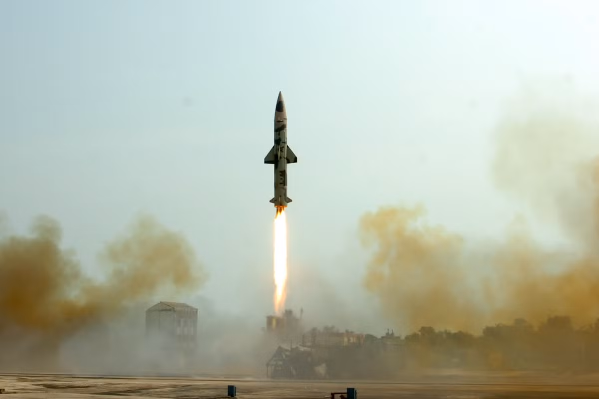 Prithvi III mang được đầu đạn 1.000kg đi xa 350km, tăng lên tới 600 km nếu giảm trọng lượng đầu đạn đi một nửa. Ảnh: The Hindu.