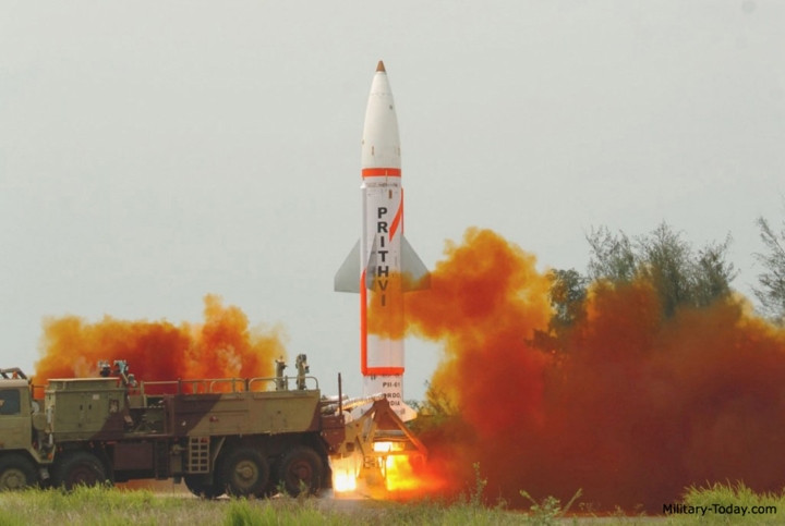 Phiên bản Prithvi II (SS-250) dành cho không quân, mặc dù chỉ mang theo đầu đạn 500kg (trên tổng trọng lượng phóng 4.600kg) nhưng tầm bắn được nâng lên 250km. Loại tên lửa này bắn thử lần đầu tiên vào ngày 27/1/1996, hoàn thành giai đoạn nghiên cứu vào năm 2004. Ảnh: Military-Today.