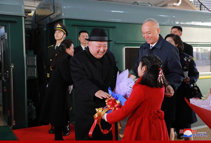 Lãnh đạo Triều Tiên nhận bó hoa tươi thắm từ tay một bé gái Trung Quốc. Ảnh: KCNA.