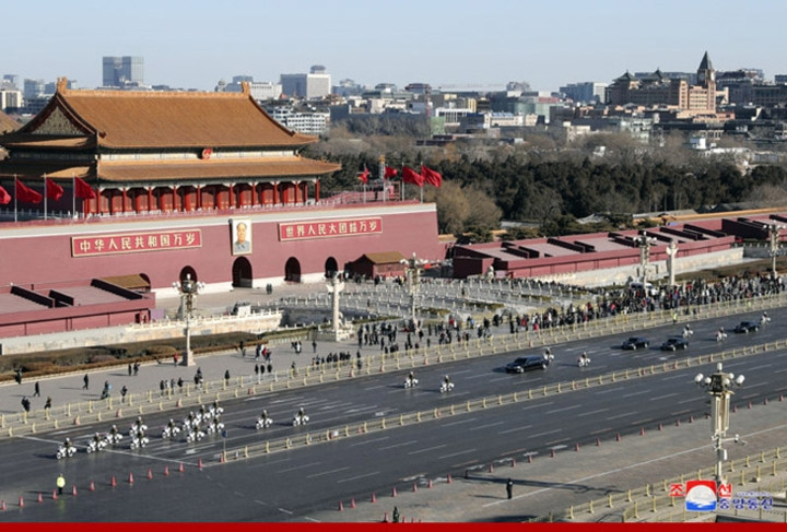 Đoàn xe chở Nhà lãnh đạo Triều Tiên Kim Jong-un di chuyển qua con đường phía trước Thiên An Môn.