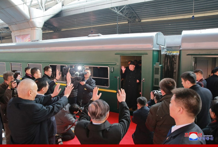 Ông Kim Jong-un và phu nhân cùng đoàn lãnh đạo cấp cao Triều Tiên về nước sớm hơn một ngày so với dự kiến. Trước đó, Tân Hoa xã cho biết, ông Kim sẽ có chuyến thăm 4 ngày tới Trung Quốc (từ 7-10/1).