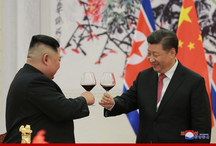 Ông Tập Cận Bình và ông Kim Jong-un cùng nâng cốc trong buổi quốc yến.