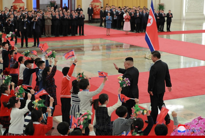 Ông Kim Jong-un vẫy chào các em nhỏ của nước chủ nhà sau lễ đón trang trọng.
