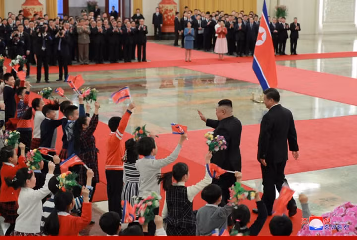 Ông Kim Jong-un vẫy chào các em nhỏ của nước chủ nhà sau lễ đón trang trọng.