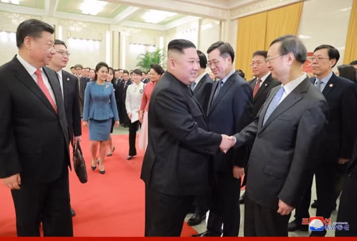 Ông Kim Jong-un bắt tay các quan chức cấp cao Trung Quốc.