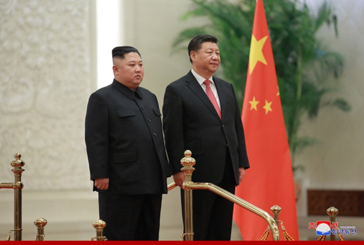 Tổng Bí thư, Chủ tịch nước Trung Quốc Tập Cận Bình chủ trì lễ đón Nhà lãnh đạo Triều Tiên Kim Jong-un.