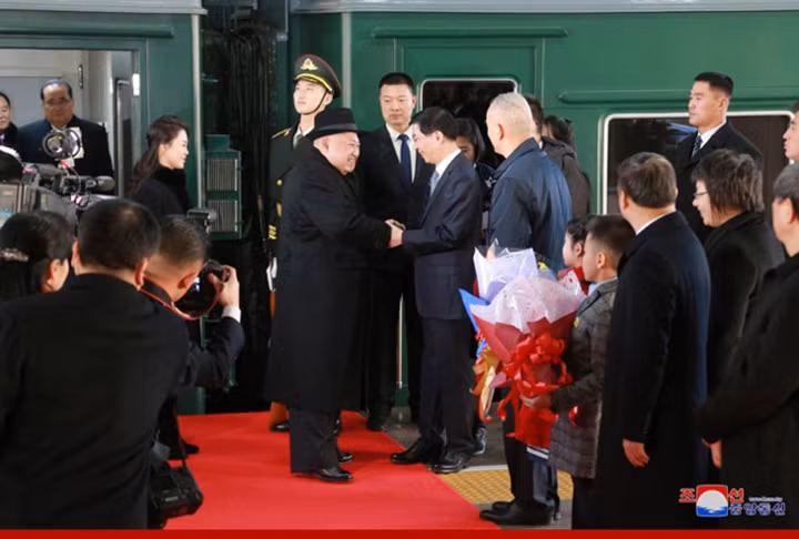 Ông Kim Jong-un được nước chủ nhà Trung Quốc dành cho sự tiếp đón trọng thị ngay khi đoàn tàu chở ông và phu nhân cùng đoàn quan chức cấp cao Triều Tiên tới nhà ga ở thủ đô Bắc Kinh. Ảnh: KCNA.