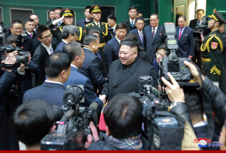 Sáng 10/1, Tân Hoa Xã xác nhận Nhà lãnh đạo Triều Tiên Kim Jong-un đã đến Bắc Kinh ngày 8/1 và tiến hành hội đàm với Tổng Bí thư, Chủ tịch nước Trung Quốc Tập Cận Bình. Ảnh: KCNA.