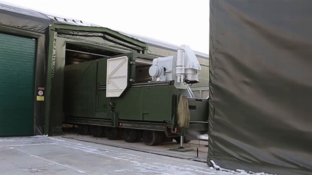 Tuy nhiên, ông cũng lưu ý rằng, ngoài các hạn chế về thời tiết, các hệ thống laser đòi hỏi các thiết bị điện với công suất cần thiết rất lớn nên có thể không dễ triển khai trên thực địa. Một tính năng quan trọng thứ hai là nhờ laser mà hệ thống vũ khí này có thể đối phó hiệu quả với các phương tiện tấn công đường không hiện đại, vũ khí có độ chính xác cao hoặc thiết bị trinh sát sử dụng thiết bị quang - điện tử, chuyên gia Alexei Leonkov nói.