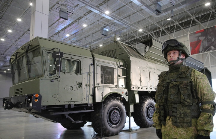 Tên lửa hành trình 9M729 mà Mỹ cho rằng vi phạm Hiệp ước INF là phiên bản hiện đại hóa của tên lửa hành trình 9M728, thuộc tổ hợp Iskander-M. 9M729 có đầu đạn nặng hơn và hệ thống kiểm soát hỏa lực mới để đạt độ tấn công chính xác hơn., Chỉ huy Lực lượng tên lửa và Pháo binh Nga, ông Mikhail Matveyevsky cho biết. (Ảnh TASS)